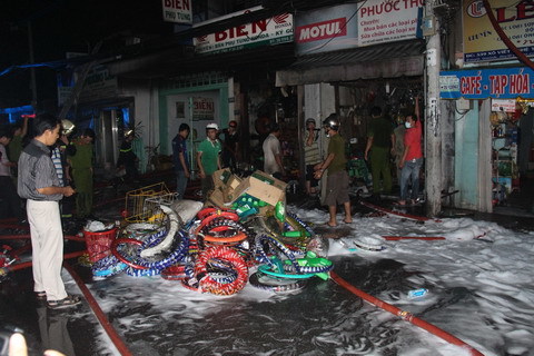 Cháy rụi 2 tiệm bán phụ tùng xe máy