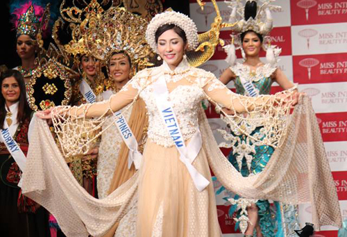 Áo dài 5 tỉ của hoa hậu Việt tại Miss International