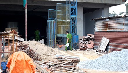 Thang máy đứt cáp rơi từ tầng 4, một người nguy kịch