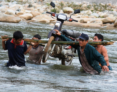 Cảnh khiêng xe qua sông giữa dòng nước xiết