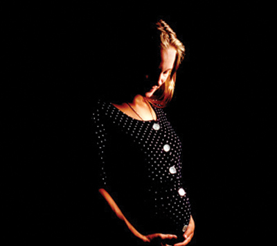 Chẳng biết có thai với chồng hay người tình?