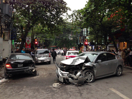 Hà Nội: Xế hộp 'nổi điên', gây tai nạn liên hoàn