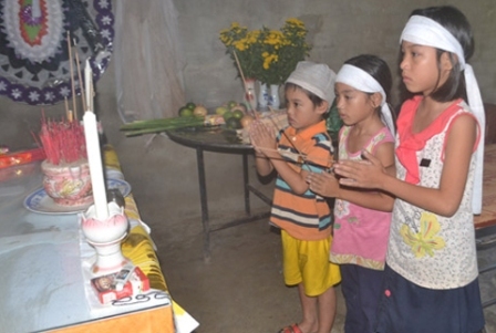 Nỗi khốn cùng của bà nội bệnh tật nuôi 3 cháu mồ côi