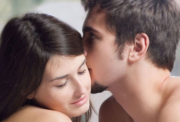 Chồng thích bật đèn sáng choang, tôi thẹn quá...