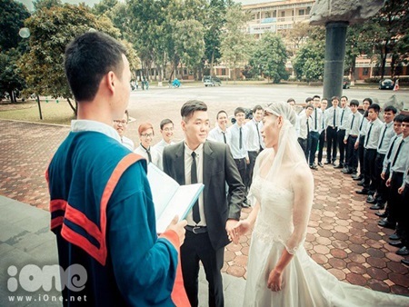 Cười rụng răng với ảnh 'đám cưới kỷ yếu' của sinh viên Bách khoa