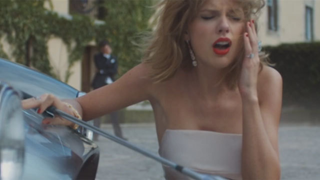 Taylor Swift đập xe, đốt áo người yêu vì ghen tuông