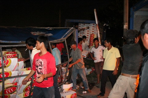 Xe chở bia bị lật được nhiều người cứu giúp