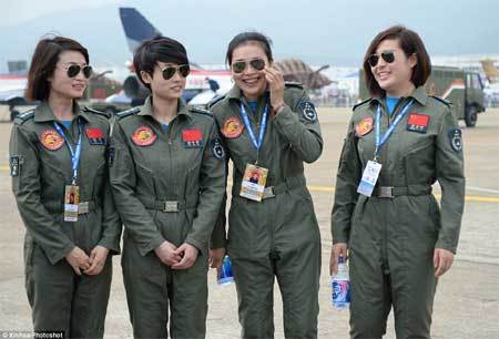 Ngắm đội nữ phi công xinh đẹp của TQ