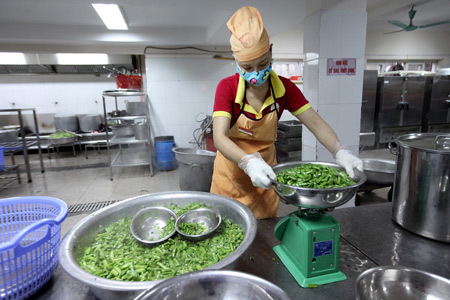 Tham quan bếp ăn của 3.000 trò tiểu học