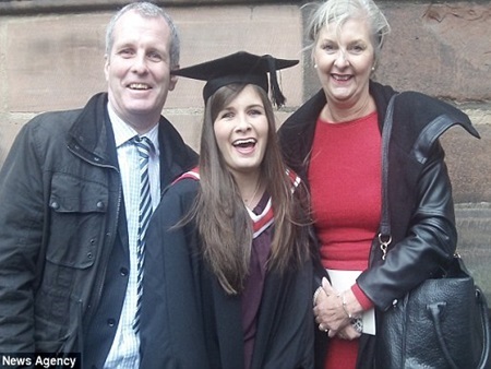 Anh: Cô gái trẻ mắc u não vẫn tốt nghiệp đại học loại ưu