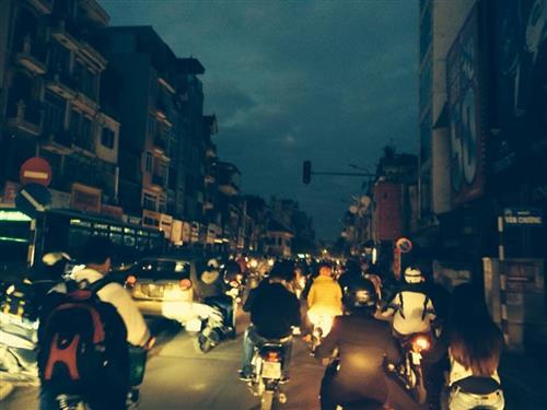 Hà Nội mất điện giờ cao điểm, tắc đường nghiêm trọng
