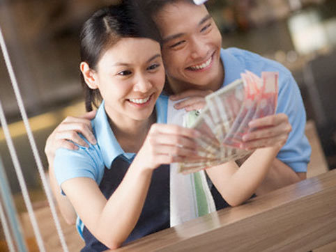Vợ “ăn bám” vẫn cao tay bắt chồng “nộp thuế” hàng tháng