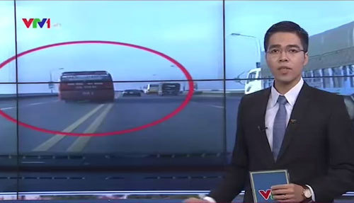 Video: Thót tim cảnh xe khách 'đánh võng' trên đường
