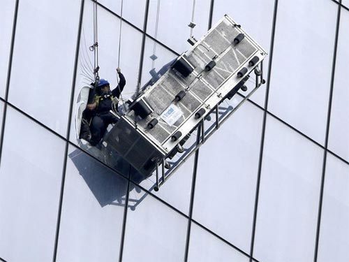 Xem giải cứu hai thợ lau cửa sổ kẹt ở tầng 68 WTC