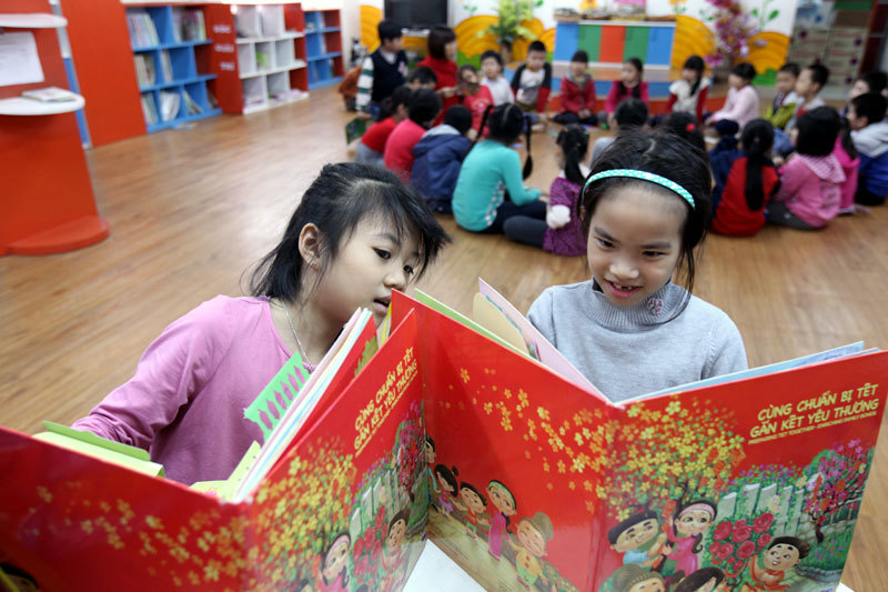 Thư viện mở cho học sinh nằm, bò, xem phim