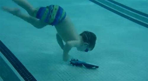 Bé 3 tuổi lặn xuống đáy hồ bơi lấy đồ chơi