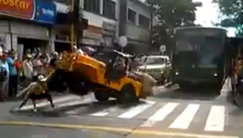 Màn quay tròn xe Jeep kinh hoàng trên phố