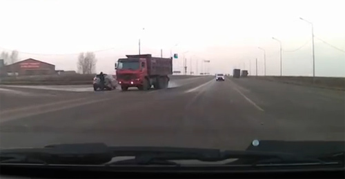 Thoát chết trong gang tấc giữa 2 ô tô đâm nhau