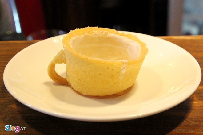 Cà phê ăn luôn cốc giá 10.000 đồng: Của lạ Sài Gòn