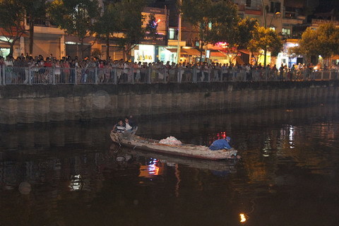 Dân đứng xem vớt xác, tắc đường hàng km