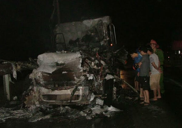 Xe đầu kéo cháy rụi, tài xế may mắn thoát chết