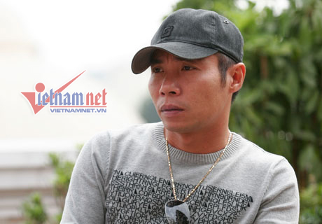 Công Lý bức xúc vì bìa sách in hình anh cởi trần