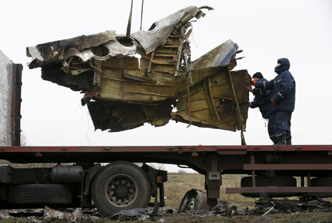 Hình ảnh Hà Lan dọn dẹp xác máy bay MH17