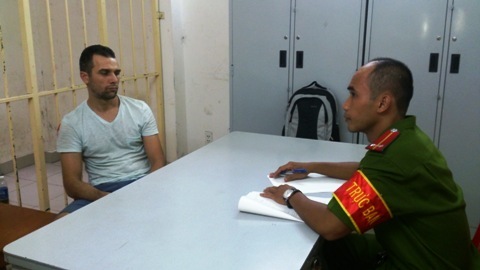 Khách ngoại dùng thẻ ATM giả rút hàng chục triệu đồng