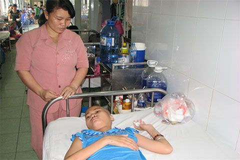 Nỗi day dứt của mẹ nhặt ve chai con ung thư máu