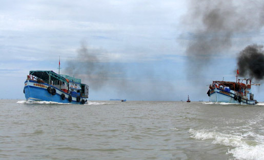 Cứu hộ tàu kéo, sà lan 500 tấn trôi dạt trên biển