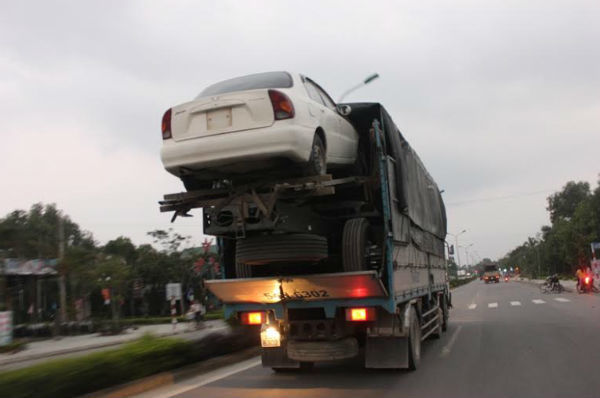 Cảnh xe tải 'cõng' xế hộp chênh vênh trên QL1A