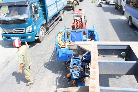 Xe ba bánh húc đuôi rơ-mooc, tài xế tử vong