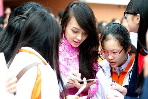 Quán quân Masterchef 2014 tự tay làm bánh tặng thầy cô