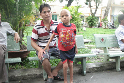 Thương bé dân tộc Xê-Đăng không tiền chữa bệnh