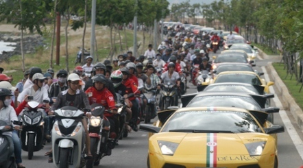 Ở VN, đại gia đi siêu xe... cũng khổ