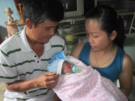 Bé sơ sinh tím tái bị vứt trong rẫy cà phê