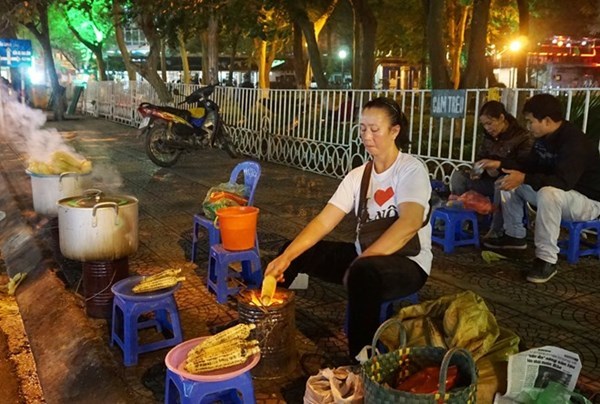 Ngô bãi giữa sông Hồng: Đắt gấp 4 vẫn đông khách