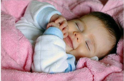 Tại sao vỗ mông khi ru trẻ ngủ lại có tác dụng tốt?