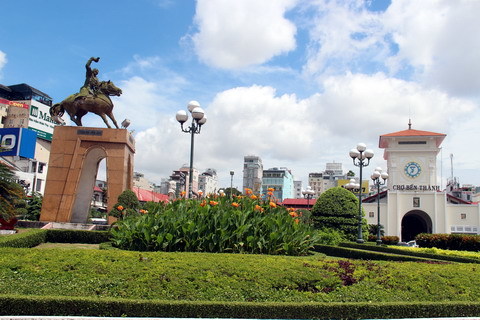 Di dời tượng Trần Nguyên Hãn trước chợ Bến Thành