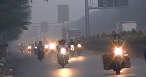 TP.HCM: Sương mù bao phủ, lái xe bật đèn chạy chậm