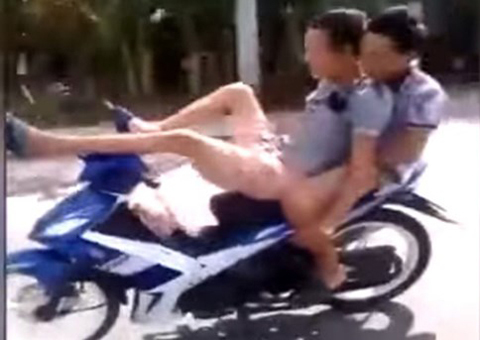 2 kẻ phê ma túy, 'đầu đội trời' lái xe máy bằng chân