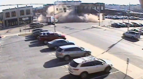 Ô tô đâm sập nhà như phim hành động