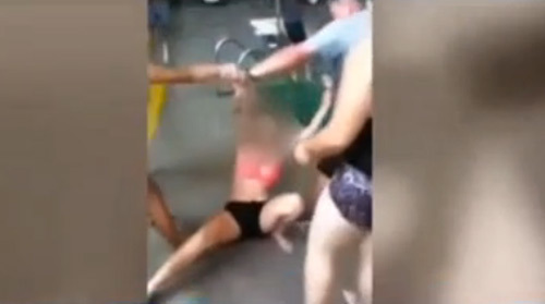 10 clip 'nóng': Nữ sinh bị thầy giáo kéo lê xuống bể bơi