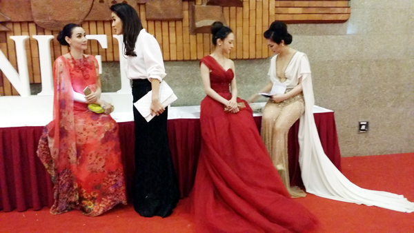 'Đứng hình' vì chiếc váy của người đẹp ở LHP