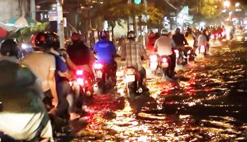 Sài Gòn lại ngập nặng sau cơn mưa cuối mùa