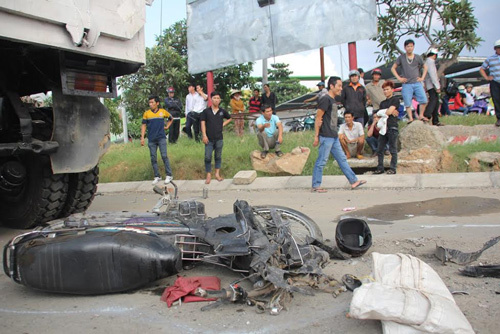 Giật mình bởi còi hơi, một phụ nữ bị xe ben cán chết