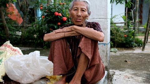 Bà lão 85 tuổi gồng mình “gánh” sự sống cho con cháu