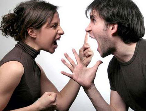 Chồng tưới a xít vào vợ, hai bên thông gia 'hỗn chiến'