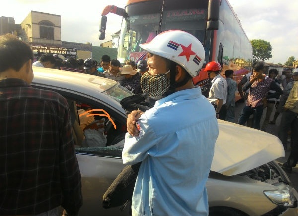 Xe giường nằm đâm bẹp xế hộp, dân phá cửa cứu tài xế