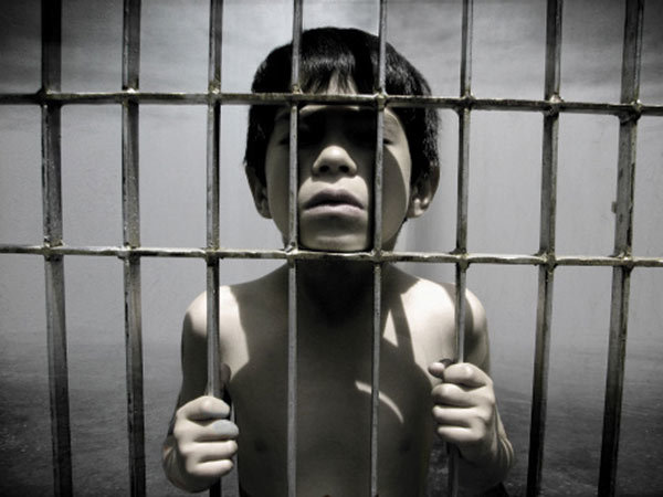 Phẫn nộ với cách bạo hành con của một số cha mẹ Việt